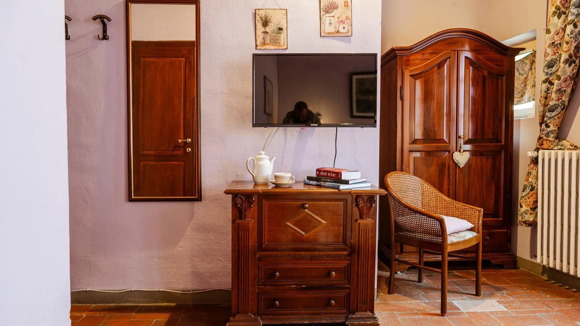 Antica Casa Dei Rassicurati Bed & Breakfast Montecarlo 5*,